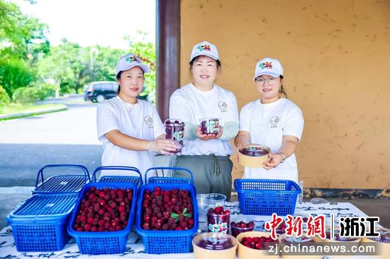 当地民众展示丰收的杨梅。殷兴华 摄