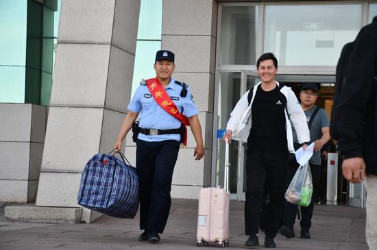民警在车站开展爱民帮扶活动。张瑾瑜 摄 民警在车站开展爱民帮扶活动。张瑾瑜 摄