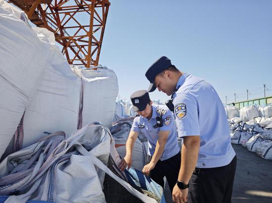 民警对换装库区内保留货物进行检查。依克然木 摄 民警对换装库区内保留货物进行检查。依克然木 摄