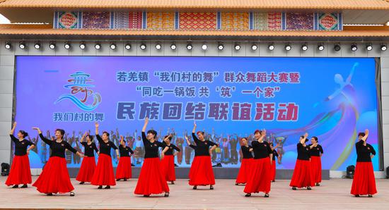 广场舞《轻吻祖国》 黑峥嵘 摄. 广场舞《轻吻祖国》 黑峥嵘 摄.
