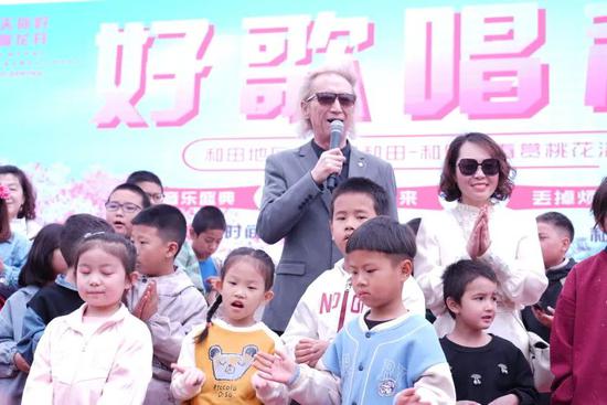 狼戈参加和田县桃花源村举办的“好歌唱和田”活动。古丽阿亚提 摄