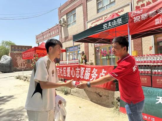 农夫山泉驻和田办事处工作人员为考生送上饮用水。宋俞霖 摄7