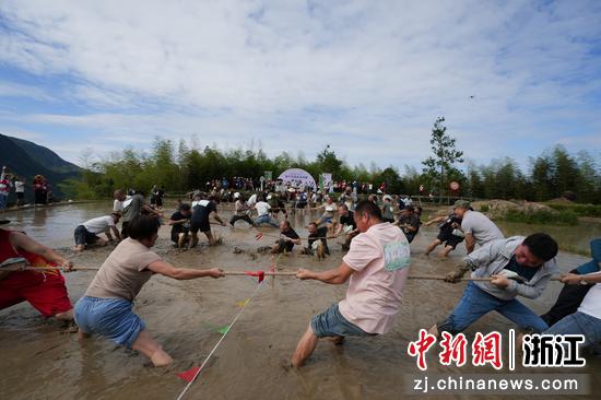 泥地拔河现场。云和梯田景区供图