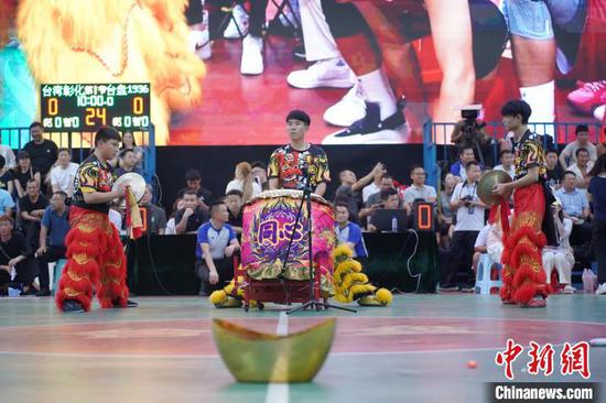 图为黔台青年“村BA”篮球友谊赛活动现场的舞狮表演。张家精 摄
