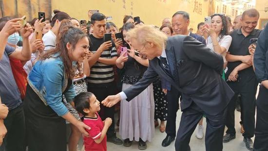狼戈与和田小歌迷互动。古丽阿亚提 摄