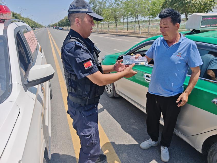 呼圖壁：公安局民警接力護送考生證件