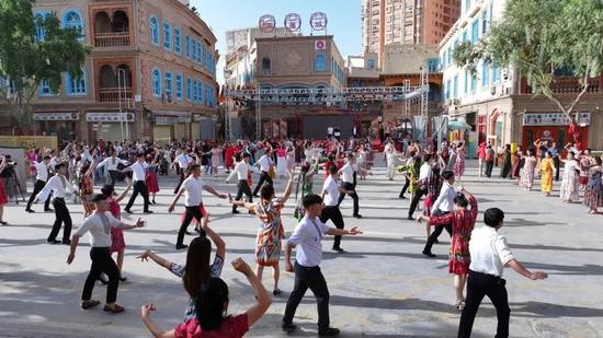 各族群众载歌载舞共度节日。阿巴拜科日 摄