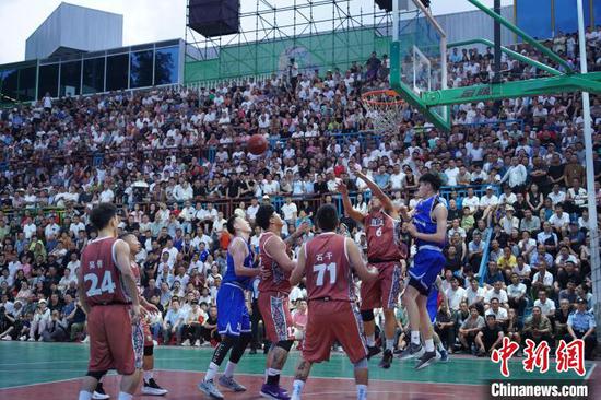 图为黔台青年“村BA”篮球友谊赛活动现场。张家精 摄