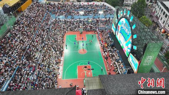 图为黔台青年“村BA”篮球友谊赛活动现场。邰光政 摄