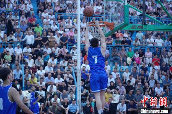 图为黔台青年“村BA”篮球友谊赛活动现场。张家精 摄