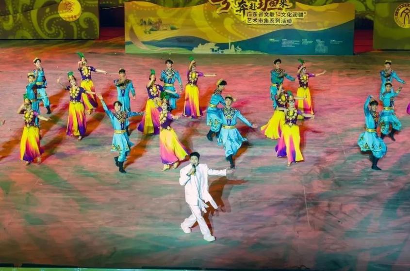 文艺演出。喀什市融媒体中心 供图
文艺演出。喀什市融媒体中心 供图