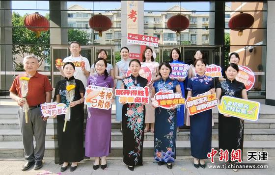 图为教师、家长为高考考生送去“逢考必胜”祝福。(主办方供图) 图为教师、家长为高考考生送去“逢考必胜”祝福。(主办方供图)