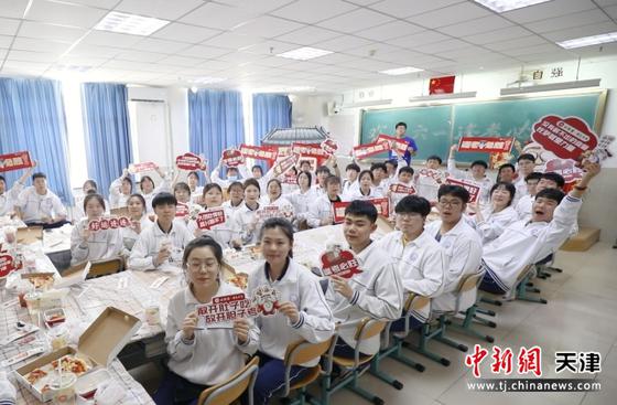 “逢考必胜”活动通过文化互动、校园服务与跨界合作,为考生缓解压力、传递信心。(主办方供图) “逢考必胜”活动通过文化互动、校园服务与跨界合作,为考生缓解压力、传递信心。(主办方供图)