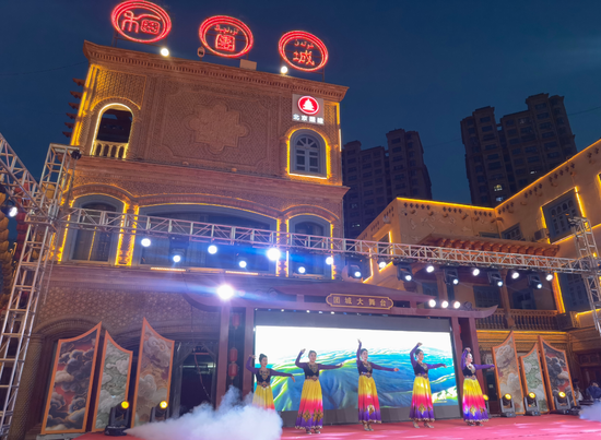 策勒县总工会职工带来的集体舞《为祖国喝彩》。古哈尔尼沙·依明 摄