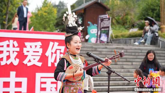 演出中的吴秋月。受访者供图