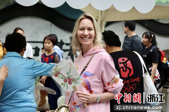 国际友人参加体验活动。 金鑫星 供图
