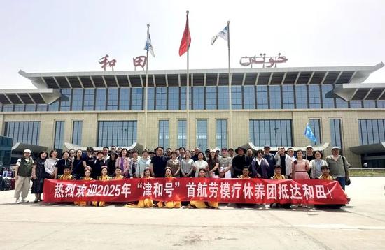 交流团成员在和田昆冈机场合影。李凌燕 摄1