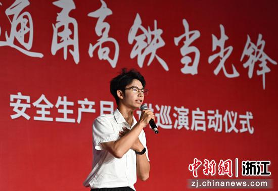 图为:青年员工进行安全生产建设主题演唱。 中新社记者 王刚 摄