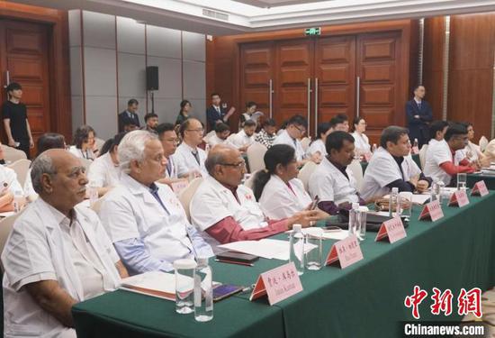 图为印方医疗队员在活动现场。雷萌 摄