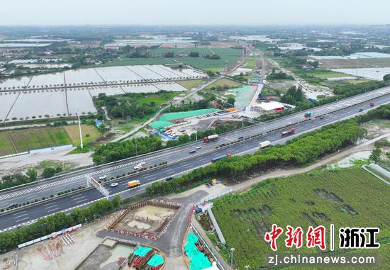 图为:航拍跨越沪昆高速而建的通甬高铁项目现场。(无人机照片) 中新社记者 王刚 摄