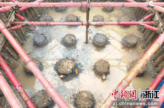 图为:通甬高铁项目建设施工现场。(无人机照片) 中新社记者 王刚 摄