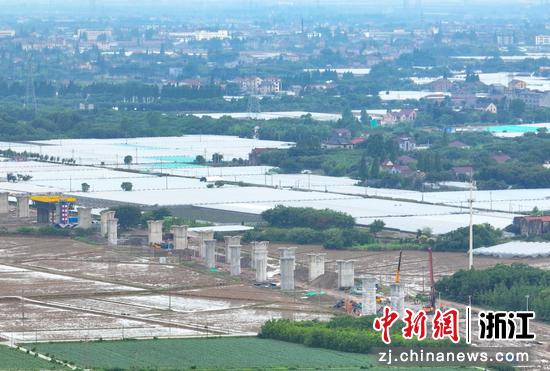 图为:众多高铁桥墩在杭嘉湖平原上拔地而起。(无人机照片) 中新社记者 王刚 摄