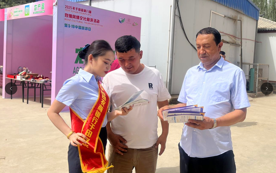 图为于田支行工作人员在于田县第八届玫瑰风情旅游节上做宣传。买提尼亚孜·木萨 摄 图为于田支行工作人员在于田县第八届玫瑰风情旅游节上做宣传。买提尼亚孜·木萨 摄