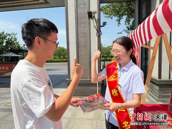中建地产青年志愿者服务队在考点外设立“爱心助考服务站”。(受访单位供图) 中建地产青年志愿者服务队在考点外设立“爱心助考服务站”。(受访单位供图)