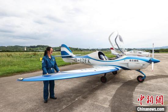 6月10日，韩玉在黄平旧州机场检查航空器。中新社记者 瞿宏伦 摄