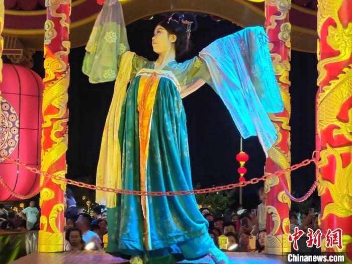 夜游乌鲁木齐天山明月城 热闹非凡