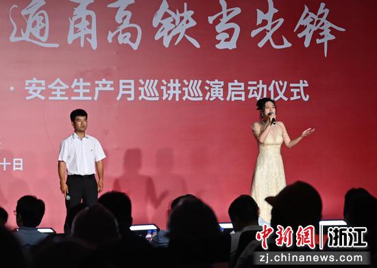 图为:青年员工进行安全生产建设主题朗诵。 中新社记者 王刚 摄