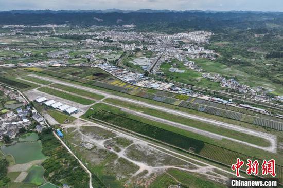 6月10日，航拍黄平旧州机场。(无人机照片)中新社记者 瞿宏伦 摄