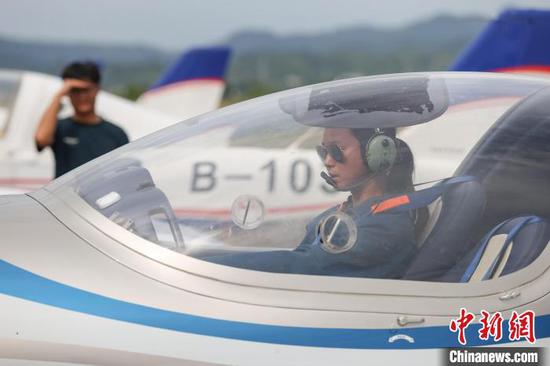 6月10日，韩玉在黄平旧州机场做起飞前准备工作。据悉，黄平旧州机场位于旧州镇，前身为抗日战争时期贵州境内唯一对日作战机场，美国“飞虎队”800余人曾在此常驻。经过80年的发展变迁，机场如今已建成低空飞行训练基地，形成了集飞行观光、驾驶员培训、飞行器测试于一体的产业体系。中新社记者 瞿宏伦 摄