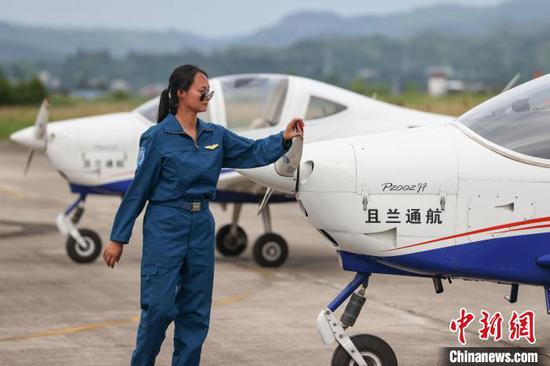 6月10日，韩玉在黄平旧州机场检查航空器。中新社记者 瞿宏伦 摄