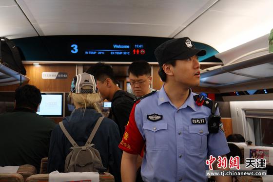 天津铁路公安处聚焦乘警执法质效提升，以列车治安案件打防为抓手，全面提升旅客乘车的安全感和满意度。（北京铁路公安局天津公安处供图）