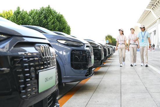 图为交付仪式现场。 记者 佟郁 摄 图为交付仪式现场。 记者 佟郁 摄