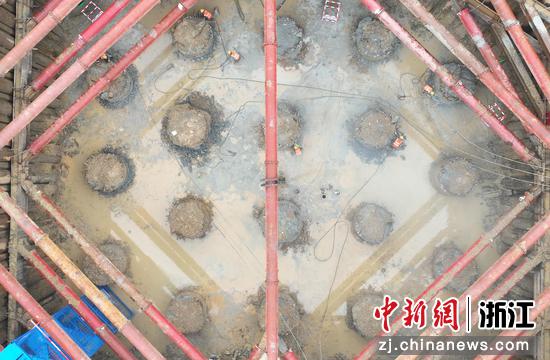 图为:通甬高铁项目建设施工现场。(无人机照片) 中新社记者 王刚 摄