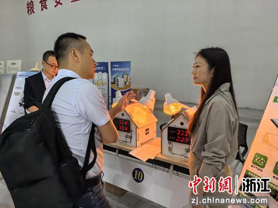 参会者与参展商交流。 鲍梦妮 摄