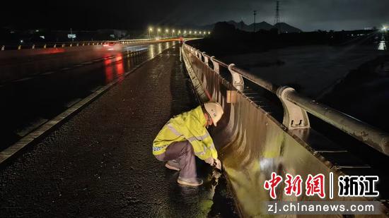 　　工作人员巡查甬台温高速宁波段二期沿线桥梁。浙江交通集团高速公路宁波管理中心 供图