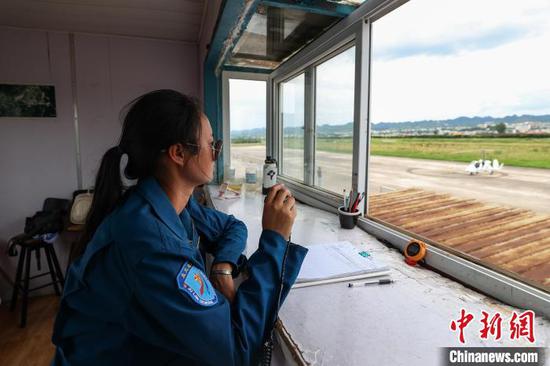6月10日，韩玉在黄平旧州机场指挥中心指挥航空器起降。中新社记者 瞿宏伦 摄