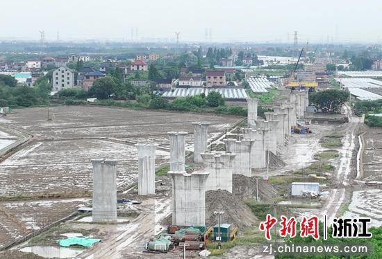 图为:航拍通甬高铁项目建设的桥墩。(无人机照片) 中新社记者 王刚 摄