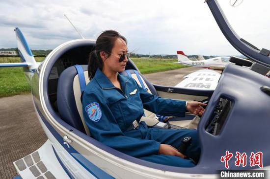 6月10日，韩玉在黄平旧州机场检查航空器。中新社记者 瞿宏伦 摄