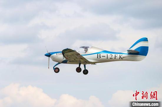 6月10日，韩玉驾驶航空器在黄平旧州机场空域训练。1993年出生的韩玉是贵州省黔东南州黄平县旧州镇老里坝村村民，同时也是黄平旧州机场低空飞行训练基地的一名女飞行教员，进入基地已经7年，培训飞行学员和带游客乘坐航空器观光是她的日常工作。近年来，随着低空经济的兴起，基地吸引越来越多游客前来体验飞行乐趣，韩玉在飞行时，除了科普一些飞行知识，始终不忘给游客讲述旧州机场的历史。中新社记者 瞿宏伦 摄