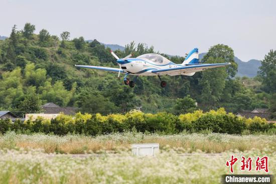 6月10日，韩玉驾驶航空器从黄平旧州机场起飞。中新社记者 瞿宏伦 摄