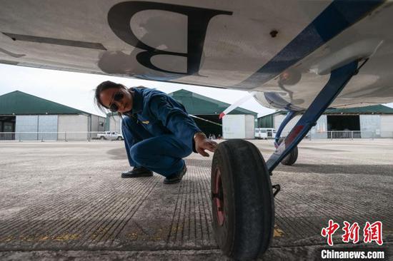 6月10日，韩玉在黄平旧州机场检查航空器。中新社记者 瞿宏伦 摄