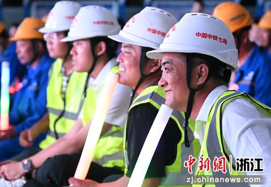 图为:建设者观看安全巡讲巡演活动。 中新社记者 王刚 摄