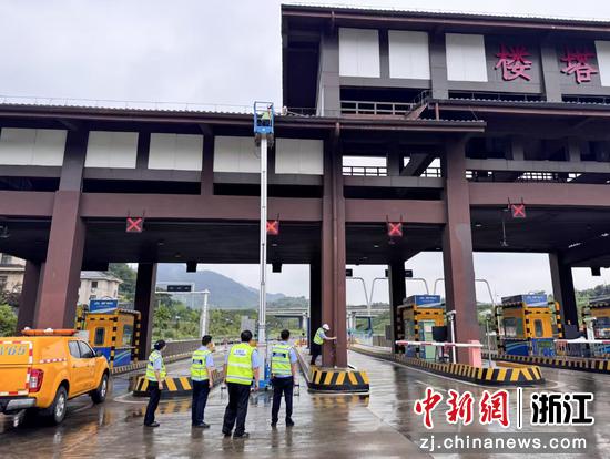 　　工作人员利用登高车检修收费大棚排水通道。陈铁锋 摄 