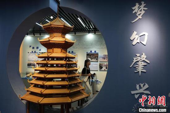 图为6月11日，游客游览贵州肇兴侗寨。石小杰 摄