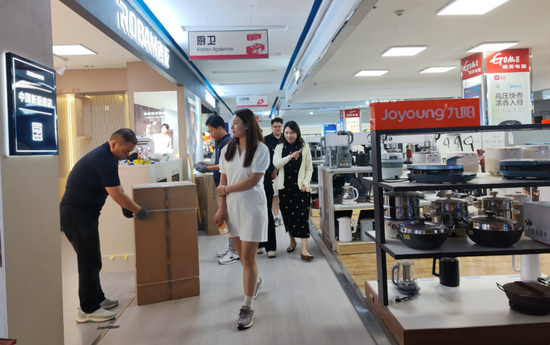 居民在电器商超选购家电。塔城地区融媒体中心记者代姣美摄 居民在电器商超选购家电。塔城地区融媒体中心记者代姣美摄