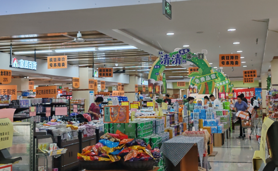 商超节日促销活动顾客络绎不绝。塔城地区融媒体中心记者代姣美摄 商超节日促销活动顾客络绎不绝。塔城地区融媒体中心记者代姣美摄